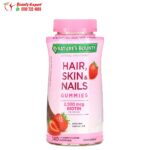 لبان البيوتين هير سكين آند نيلز بنكهة الفراولة ناتورز باونتي hair skin and nails للعناية بالشعر والبشرة والأظافر 1250 مكجم 140 علكة